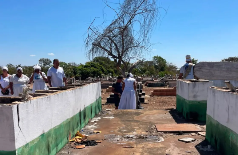Dezenas de filhos de santo se reúnem para limpar cemitério em Luziânia