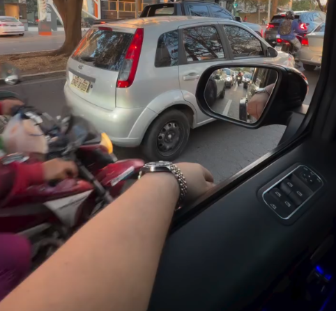 Empresário usa Rolex de R$ 99,7 mil em carro de luxo em Goiânia