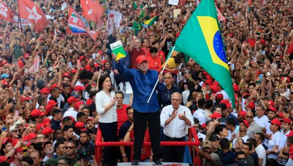 Lula é reeleito presidente com 64 milhões de votos e chega ao quarto mandato