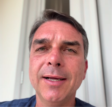 Flávio Bolsonaro teria viajado aos EUA após ordem sobre passaportes