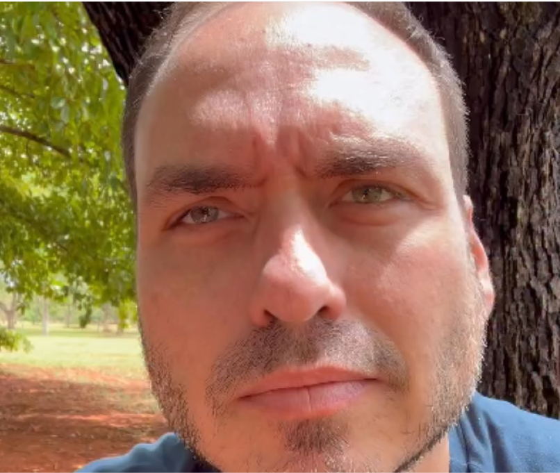 Carlos Bolsonaro relata pedido de desculpas ao pai durante visita