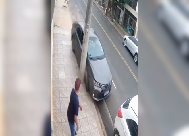 Carro desgovernado atinge poste e quase atropela pedestre no interior de SP