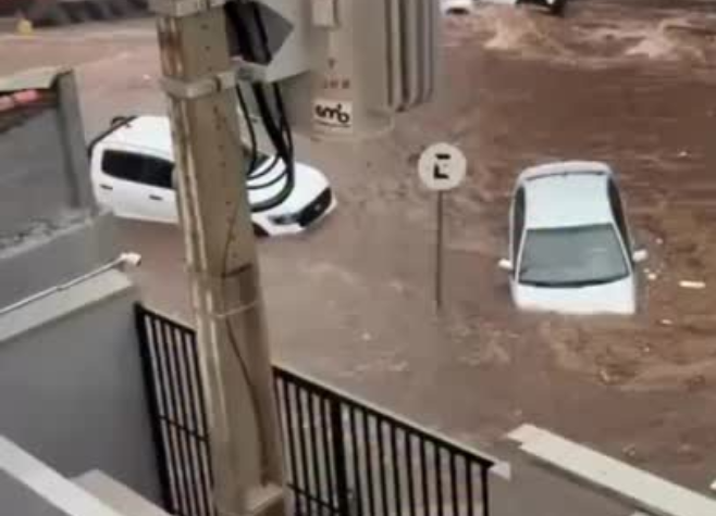 Chuva forte causa estragos e morte de adolescente, em Goiânia