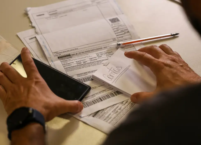 Salário mínimo sobe para R$ 1.621 e novo valor começa a cair na conta dos trabalhadores