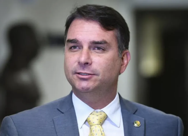 Flávio Bolsonaro diz que pretende usar maioria no Congresso para mudar a Constituição se for eleito