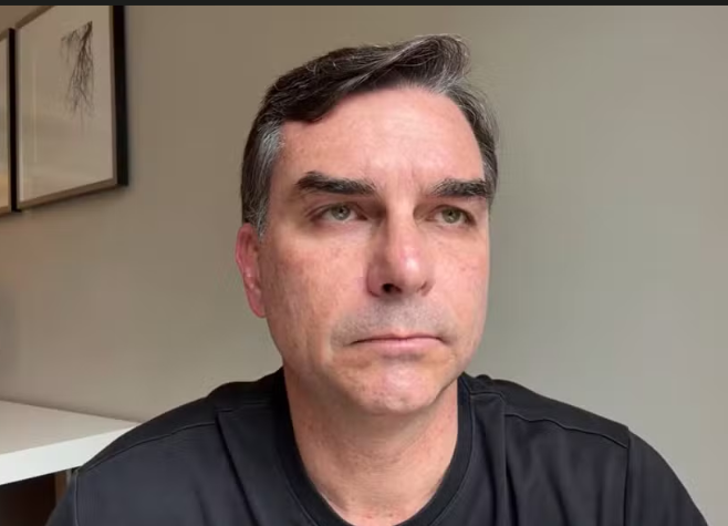 Flávio Bolsonaro aposta em discurso patriótico para rebater Lula e ampliar apoio à direita
