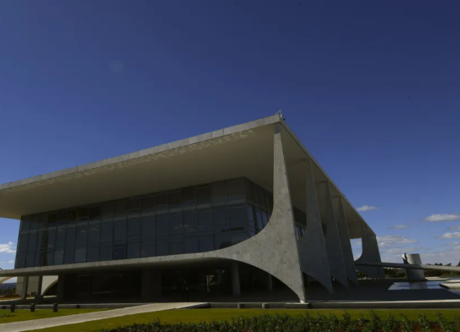 GOVERNO LULA AVALIA REDUZIR TARIFA DE IMPORTAÇÃO DO ETANOL PARA NEGOCIAR COM OS EUA