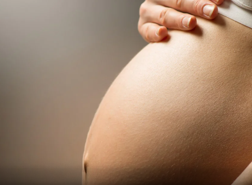 Grávida sofre série de agressões, tem casa incendiada e precisa de atendimento médico em Aparecida