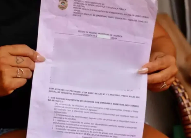 Homem invade casa da ex, rasga medida protetiva e coloca papel na boca da vítima em MS