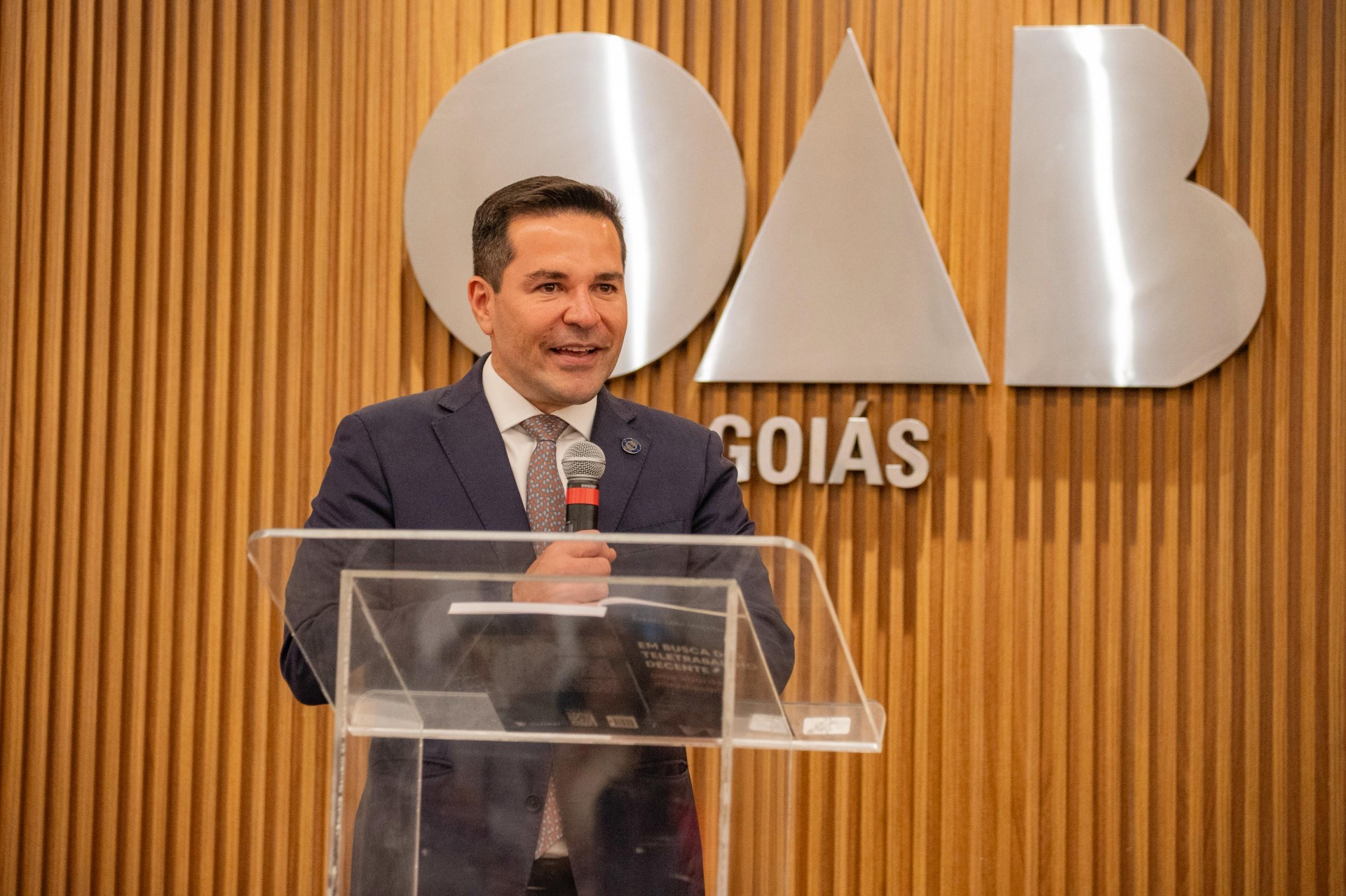 Rafael Lara lança livro sobre teletrabalho decente em evento prestigiado por advogados e autoridades em Goiânia 
