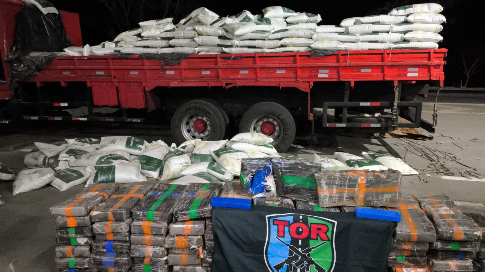 PRF e PMGO apreendem 1 tonelada de maconha escondida em carga de ração 