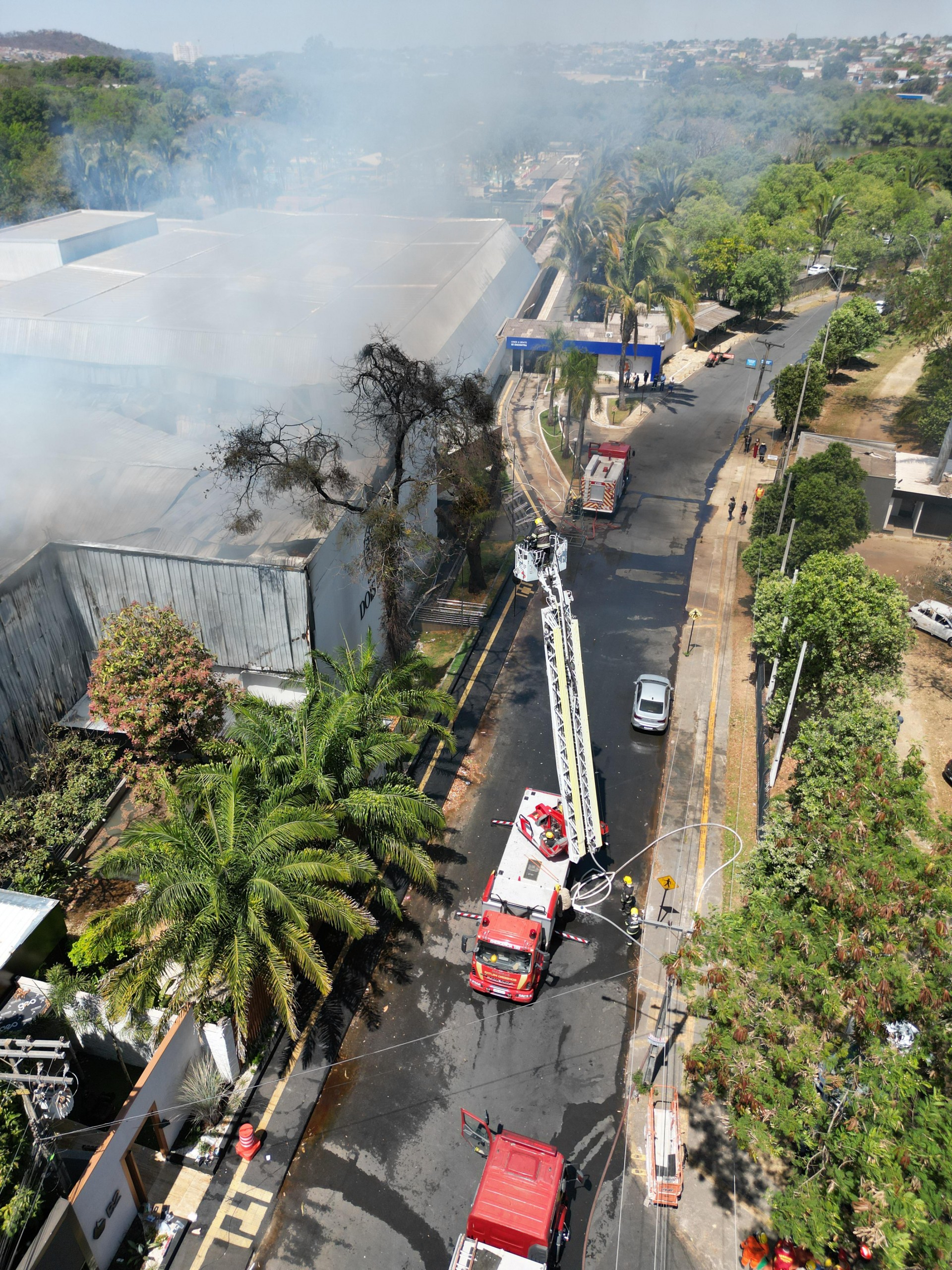 Incêndio em edificação no Setor Jaó mobiliza Corpo de Bombeiros em Goiânia