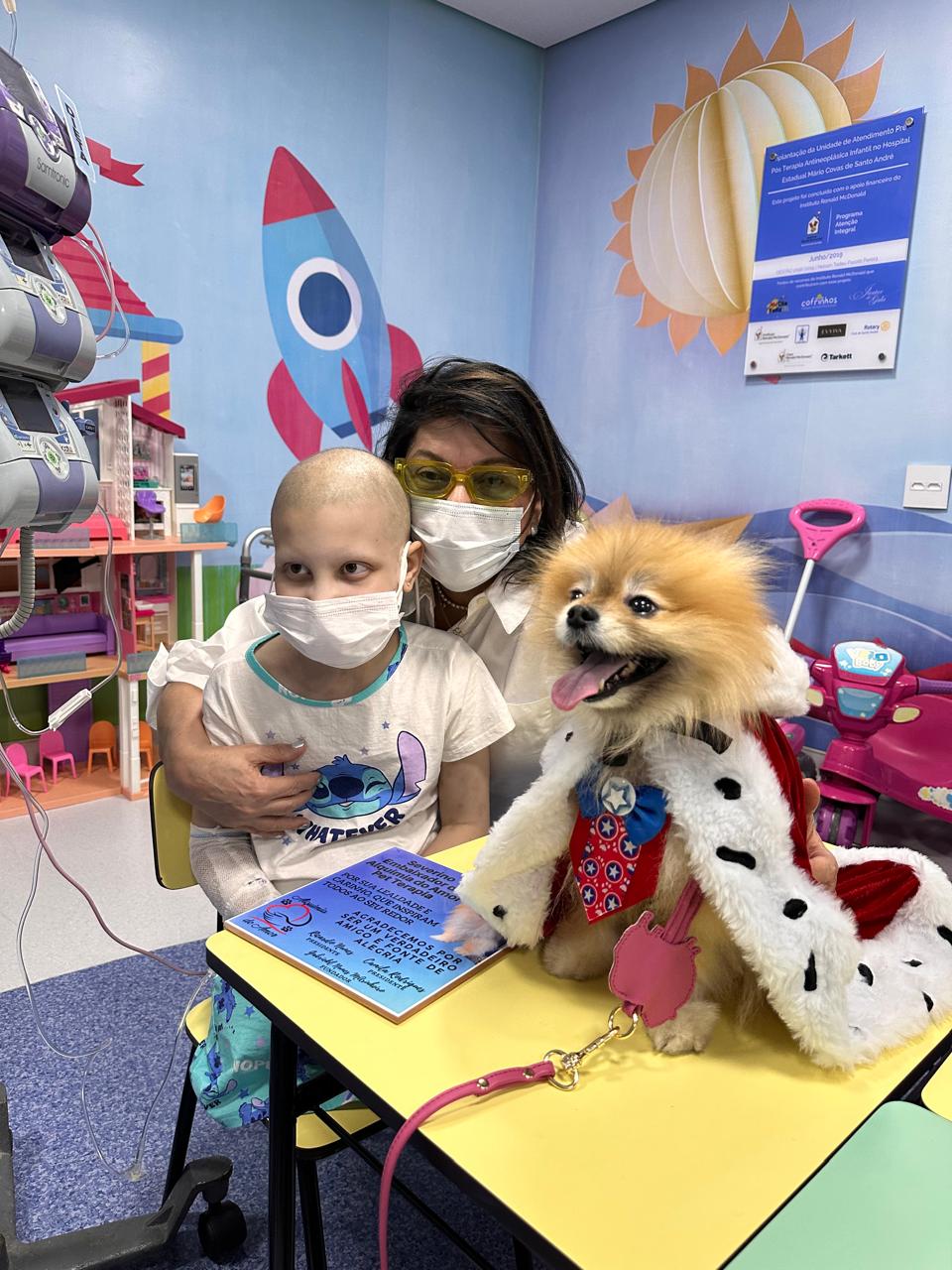 Roberta Miranda e mascote Severino visitam crianças em hospital de Santo André