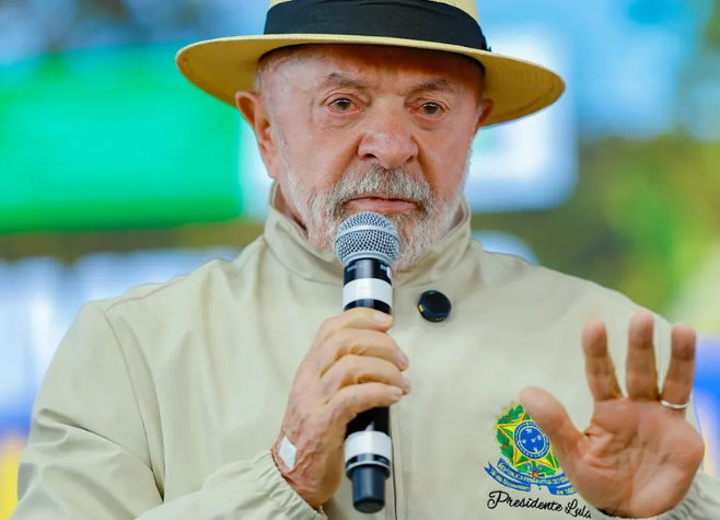 Lula acusa família Bolsonaro de 