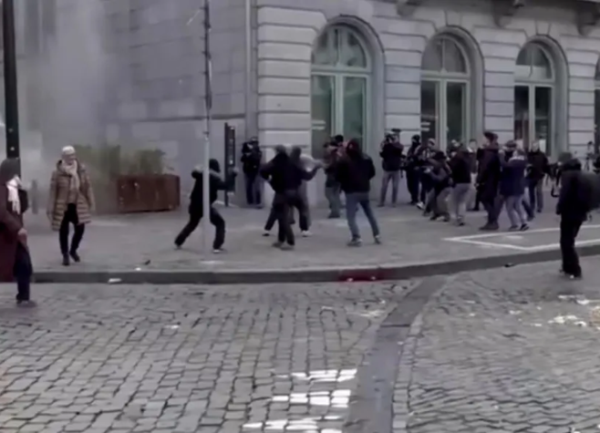 Manifestantes contra acordo Mercosul atacam polícia com bombas na Bélgica 