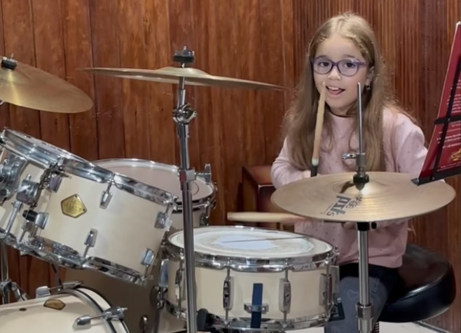 Menina de 8 anos impressiona na bateria e recebe elogio de Pitty