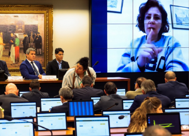 Moraes libera redes sociais de Carla Zambelli, mas impõe multa em caso de reincidência