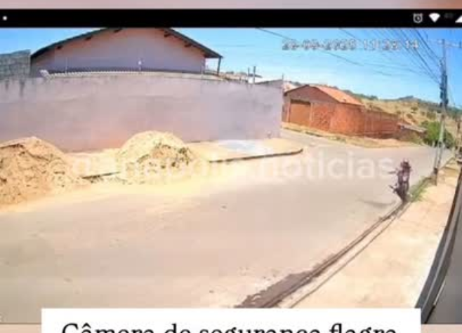 Câmera de segurança registra motociclista empinando moto e caindo em Anápolis