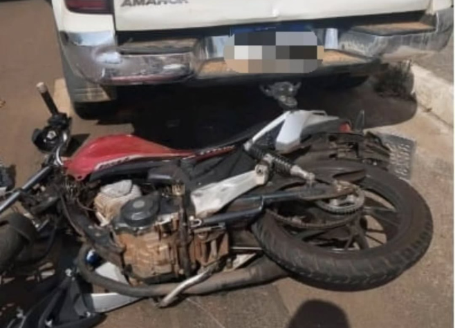 Motociclista fica ferido após bater em caminhonete estacionada em Jataí