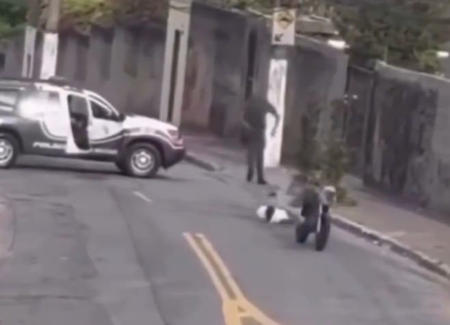 Motociclista é detido após tentar furar bloqueio da Polícia Militar em avenida de São Paulo