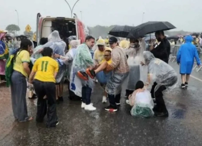 Mulher ferida após descarga elétrica durante ato relata o ocorrido, em Brasília