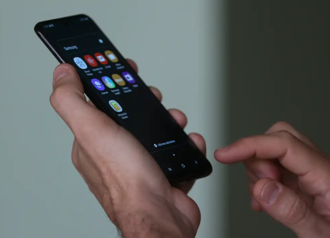 Pesquisa aponta que restrição ao uso de celular em sala aumenta atenção dos alunos