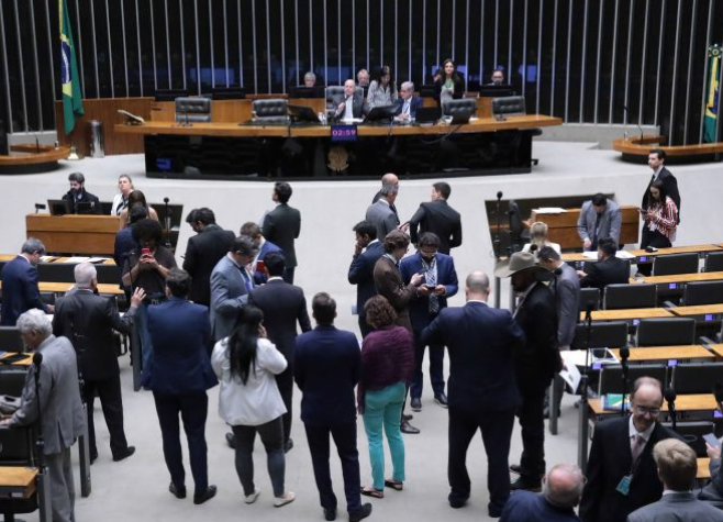 Câmara aprova MP que reforça piso do frete e anistia a multas de caminhoneiros nas eleições de 2022