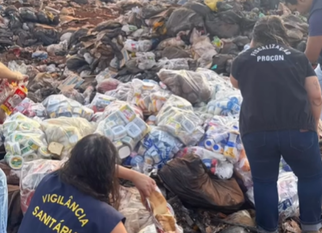 Procon apreende quase dois mil itens impróprios para consumo em supermercado de Rio Verde 