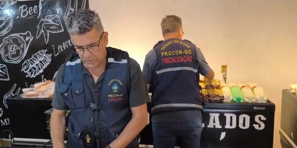 Procon Goiás apreende mais de 270 produtos vencidos em supermercado de Abadiânia