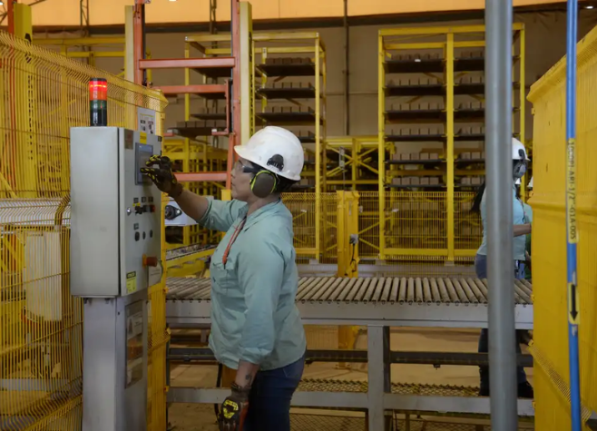 Redução da jornada para 40 horas teria impacto inferior a 1% em grandes setores, aponta Ipea