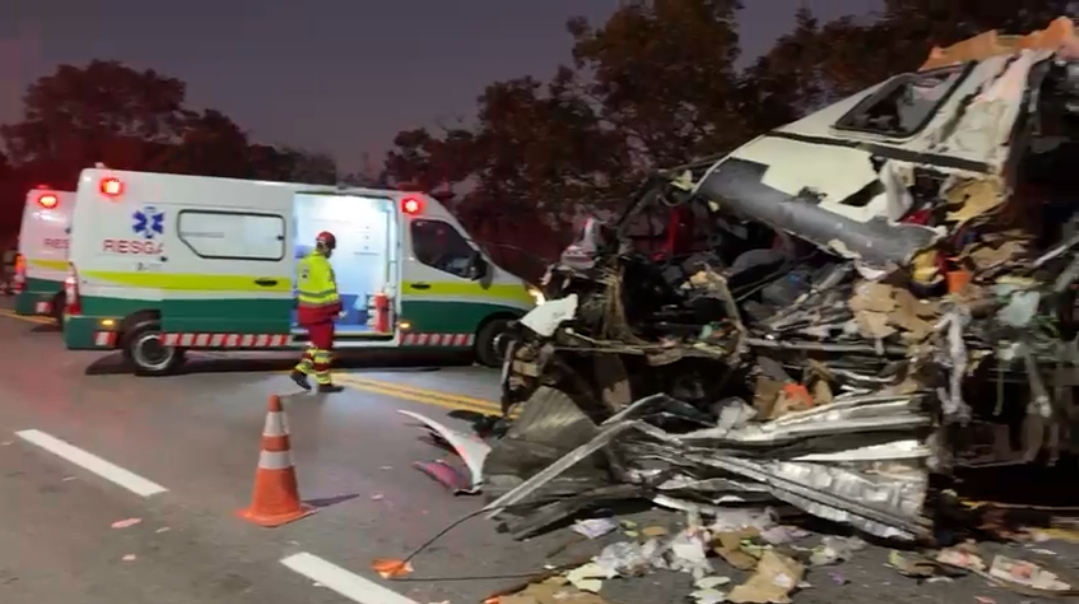 Grave acidente com comboio de estudantes deixa cinco mortos na BR-153, em Porangatu 
