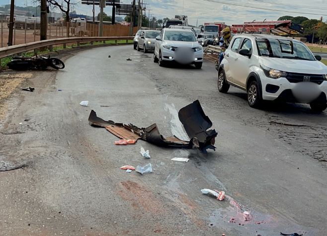 Motociclista tem as pernas esmagadas por carreta em grave acidente no trevo de Rio Verde