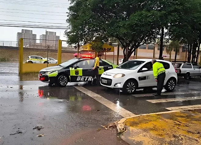 Candidato vai dirigindo para fazer prova da CNH e tem carro apreendido em Brasília