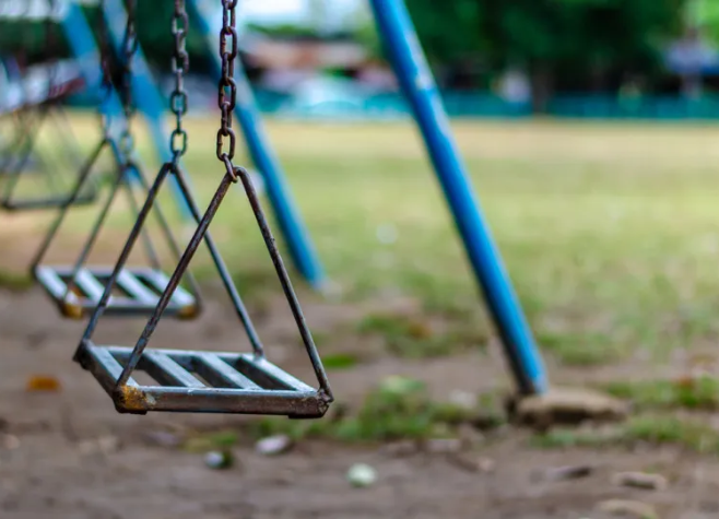 Casal é condenado por abandonar menino de 10 anos em fórum após desistir da adoção