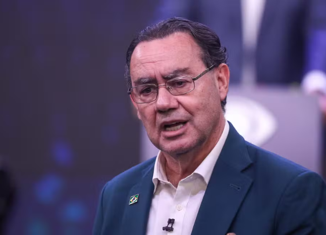 Augusto Cury surpreende, chega a 45% e aparece à frente de Lula em cenário de segundo turno