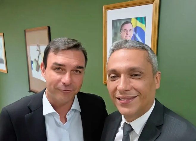 Justiça Eleitoral mantém suspensa propaganda de Gayer com Flávio Bolsonaro acima do limite permitido