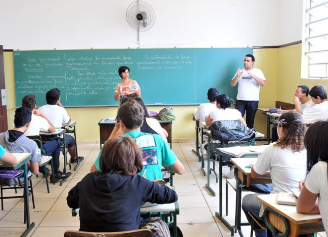 MAIS PROFESSORES: GOVERNO LANÇA BOLSA DE R$ 500 E REFORMULA CONTRATAÇÕES DE PROFISSIONAIS 