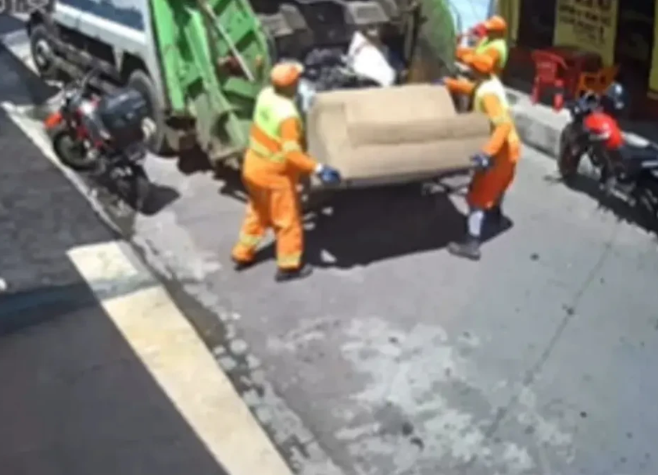 Mulher deixa sofá secando na porta e móvel é levado por garis; veja o desfecho da história