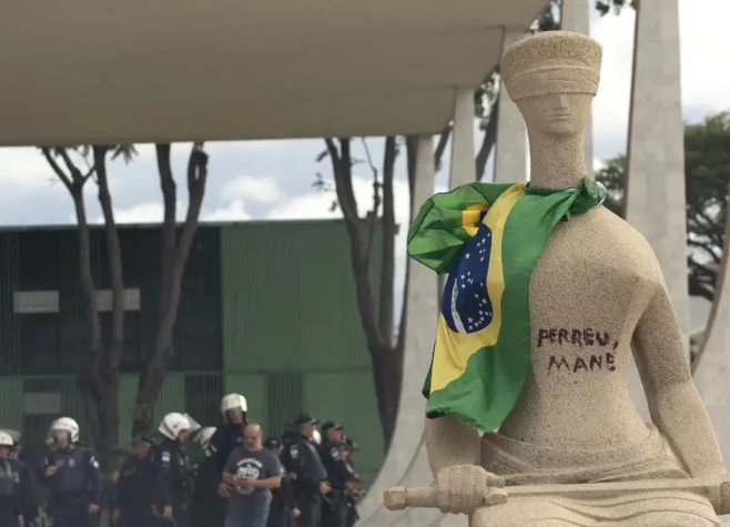 MORAES VOTA PARA CONDENAR MULHER QUE ESCREVEU 