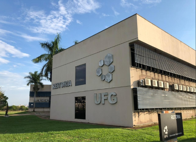 Flávio Bolsonaro propõe retirar universidades federais do MEC; ideia gera incertezas sobre financiamento