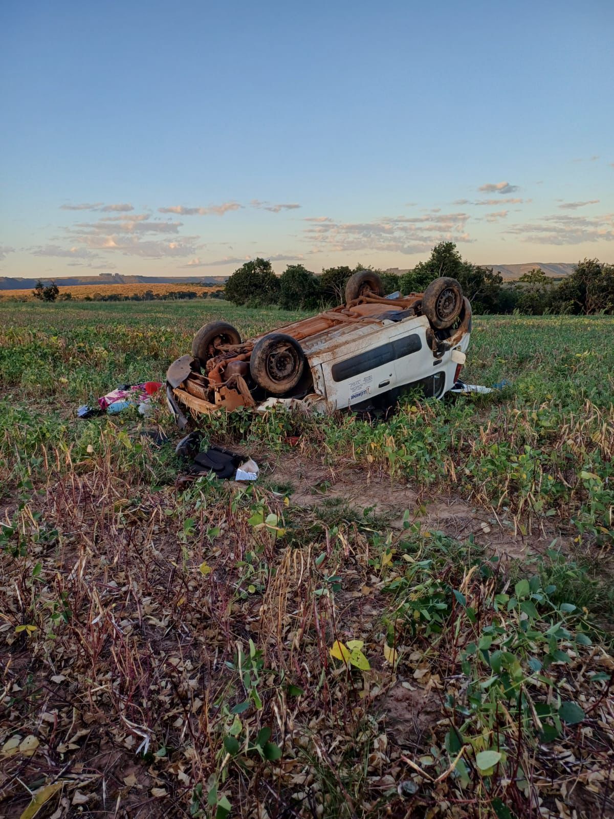 Carro lotado capota em rodovia de Goiás e mulher morre na hora 