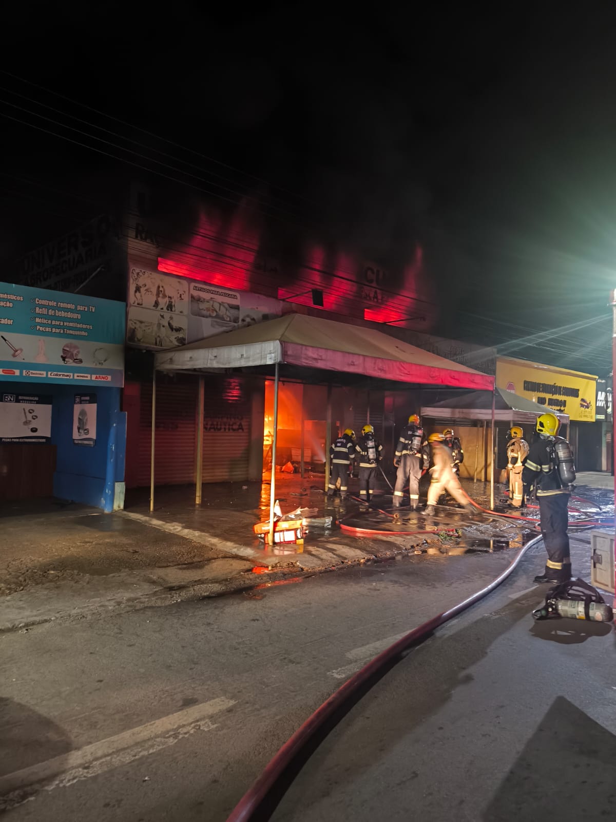 Fogo toma loja agropecuária em Trindade e deixa rastro de destruição 