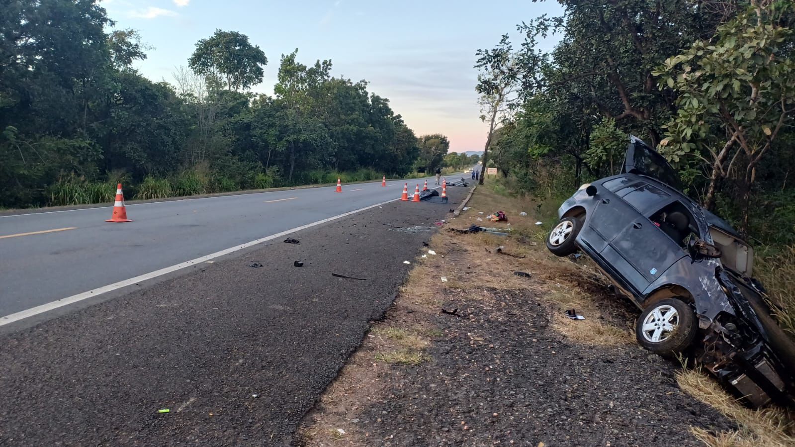 Carro bate em árvore na BR-153 e deixa um morto e três feridos em Mara Rosa 