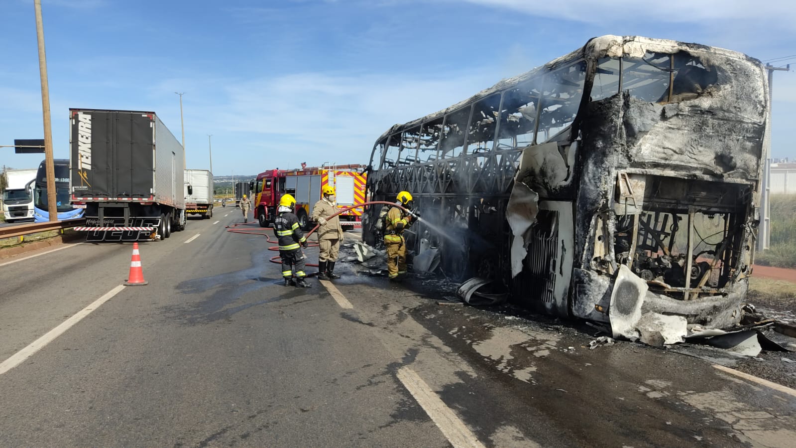 Incêndio em ônibus mobiliza Corpo de Bombeiros em Goiânia 