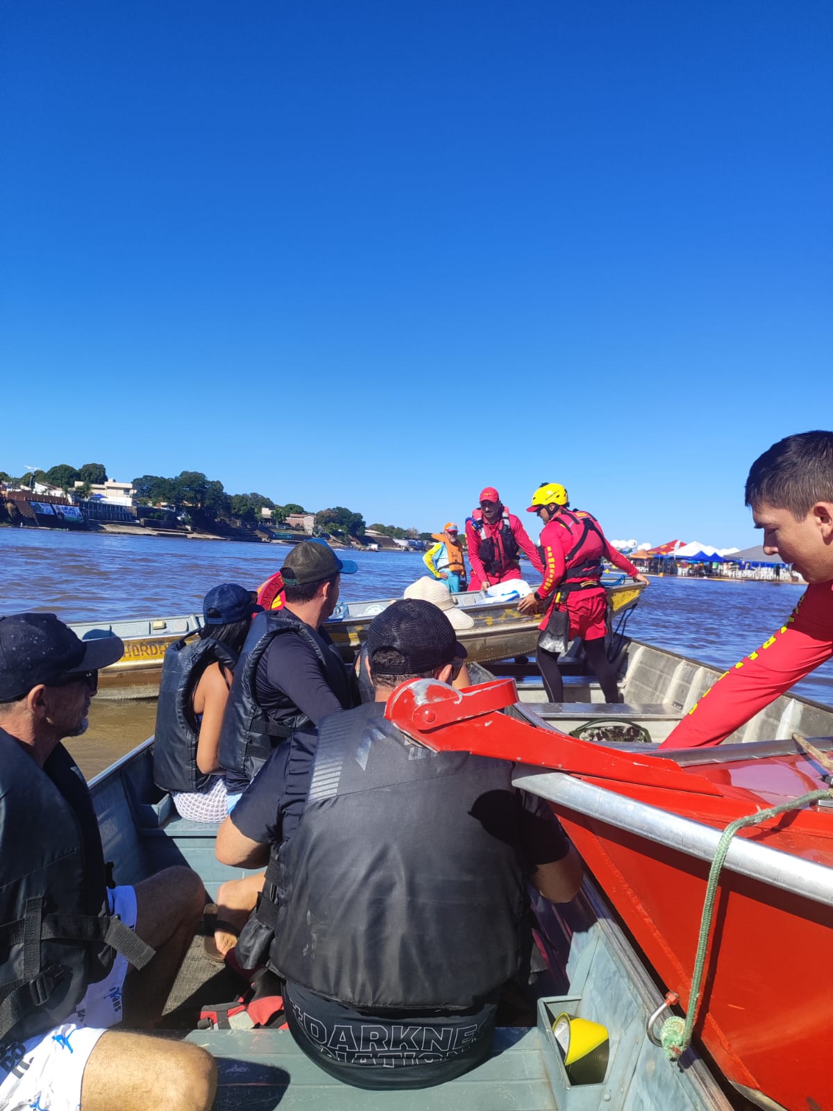 Bombeiros atuam em abalroamento entre embarcações no Rio Araguaia, em Aruanã 