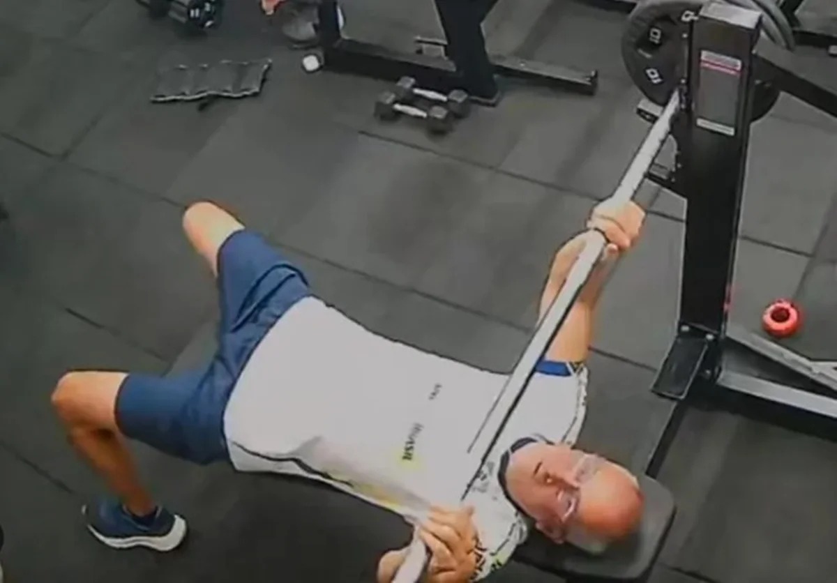 Homem morre em academia após barra cair sobre ele durante movimento conhecido como 