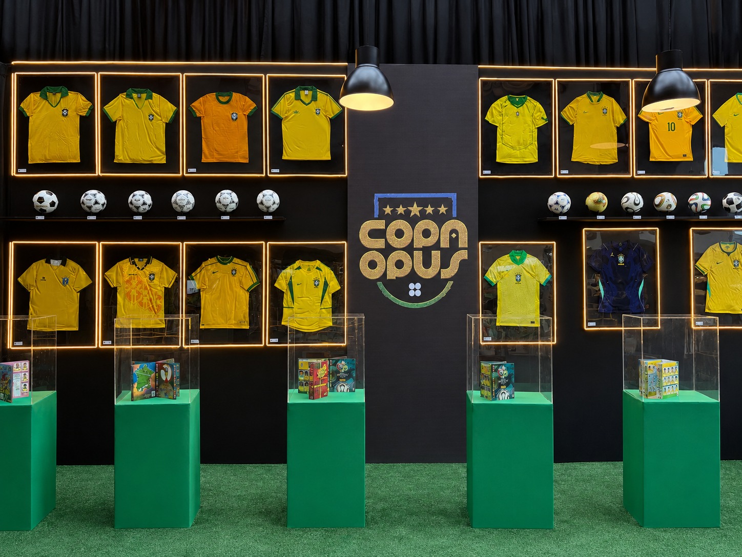 Exposição traz itens históricos do futebol e espaço para troca de figurinhas da Copa