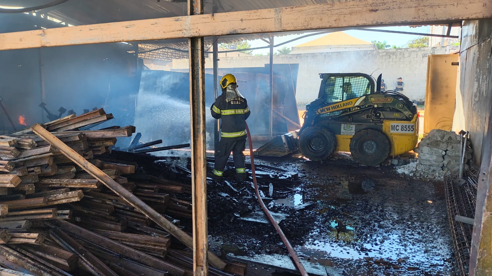 Incêndio em depósito mobiliza bombeiros e chama atenção em Goiânia
