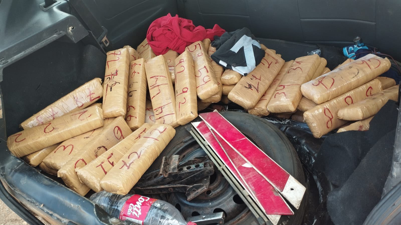 PRF apreende 52 kg de maconha escondidos em carro em Uruaçu