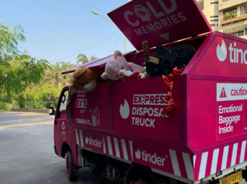 Tinder aposta em desapego emocional com caminhão de lixo para ex-relacionamentos 